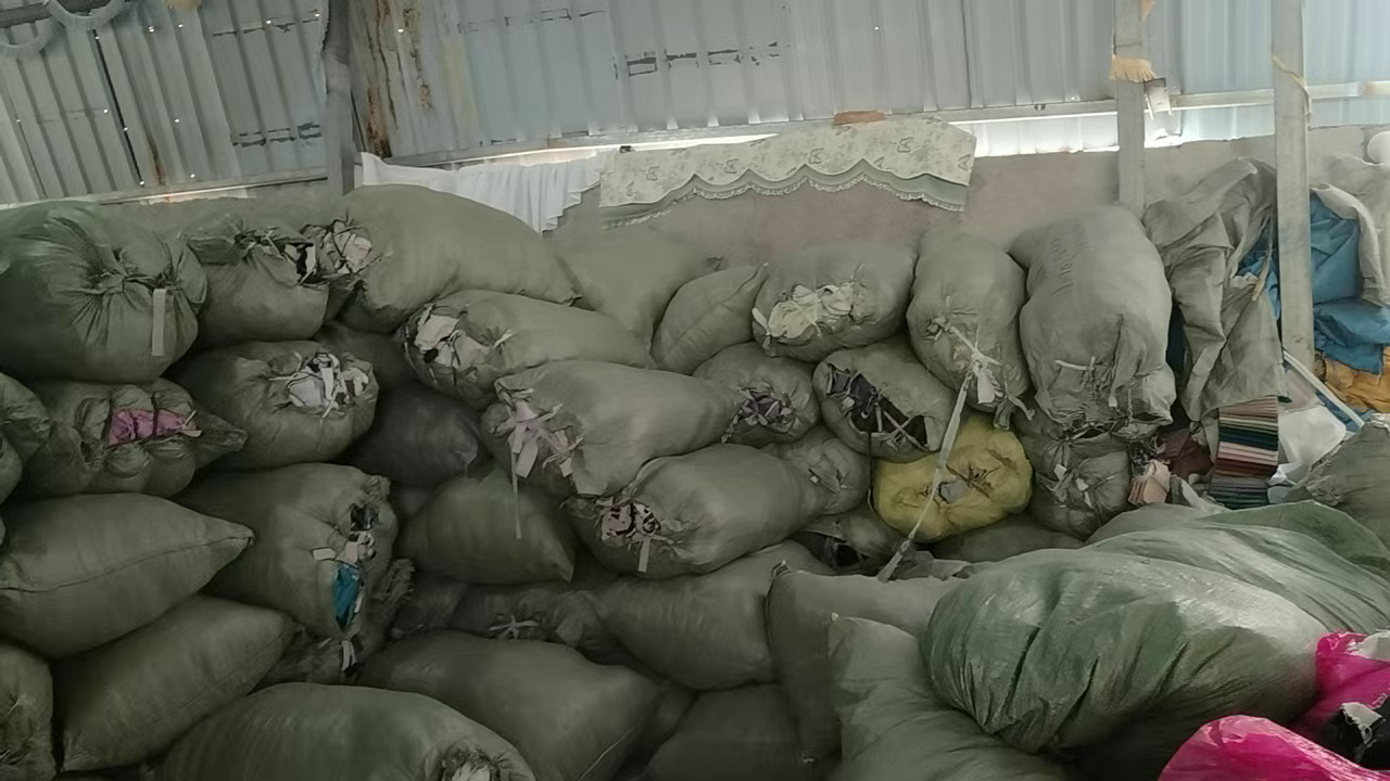 长期出售涤纶窗帘布，涤纶造粒布，涤纶白纱，窗帘布现货20吨左右，白纱8吨左右