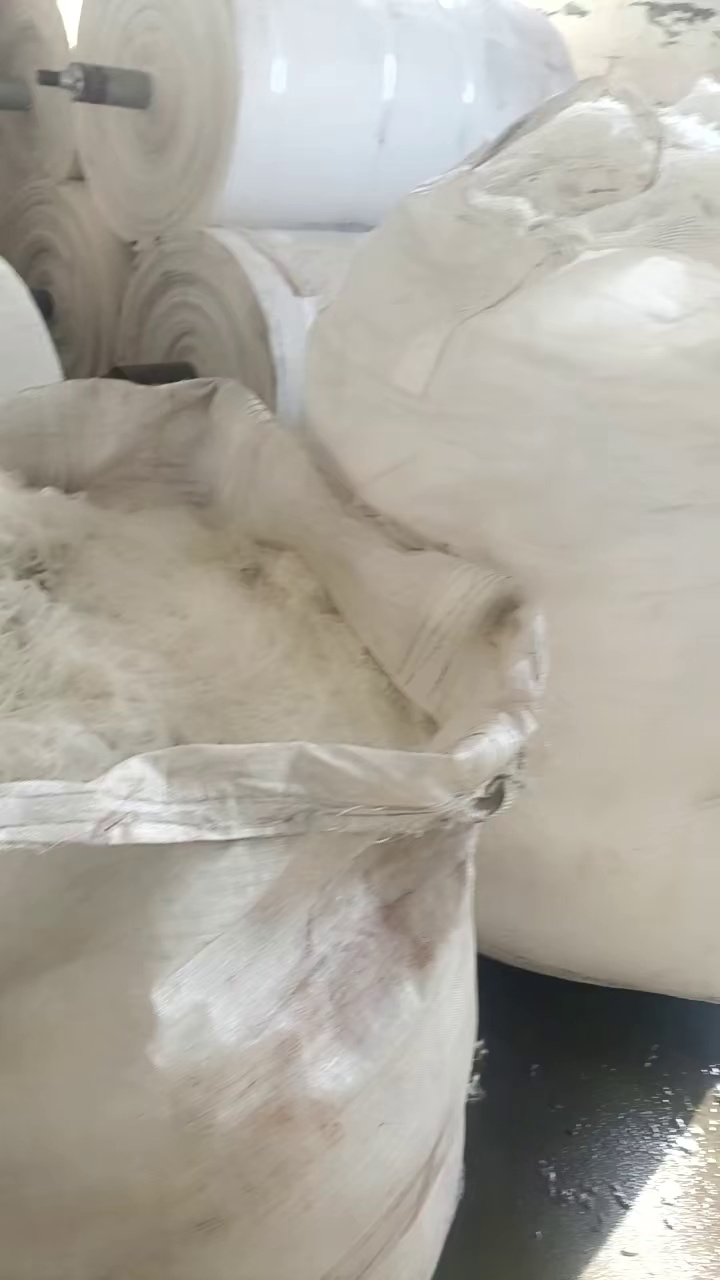 长期出售涤纶废丝，涤纶水丝，含水30左右，黑色都是100D的，白色50，100D的，黑丝多