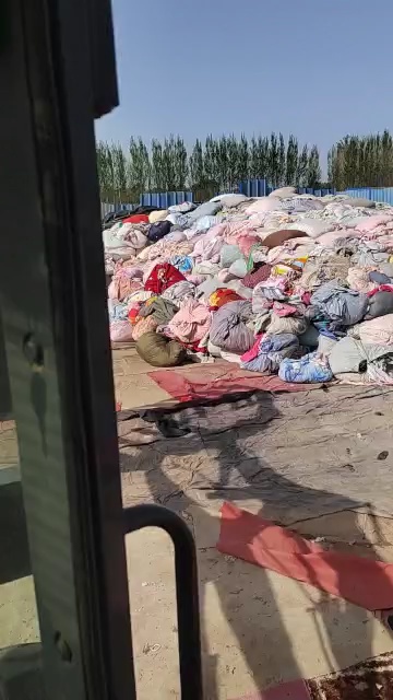 长期出售床单被罩，古棉丝棉被撕下来的，都是花色杂色，有纯棉也有化纤，现货18吨左右，货在河北廊坊