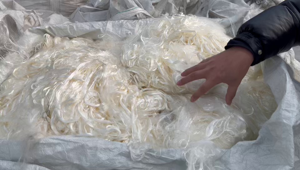 长期出售厂下来的聚丙烯晴纶长丝，熟丝不含水分，白色可开花用，现货150吨 货在吉林省吉林市