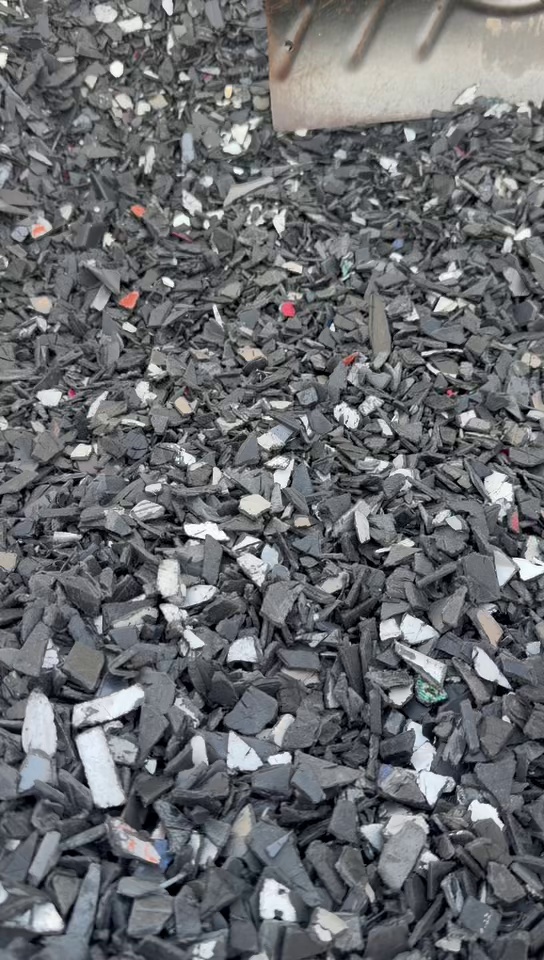 常年出售PP保险杠破碎料，分拣清洗甩干除铁，日产12吨