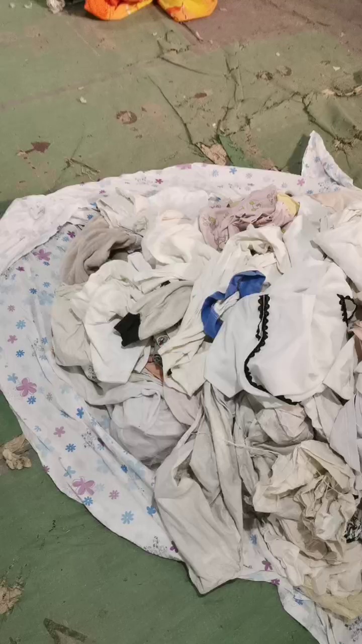 旧衣服分拣厂长期出售旧衣服分拣货，旧衣服白料，杂白，旧衣服黑料，燃烧料，每月月供6米8一车