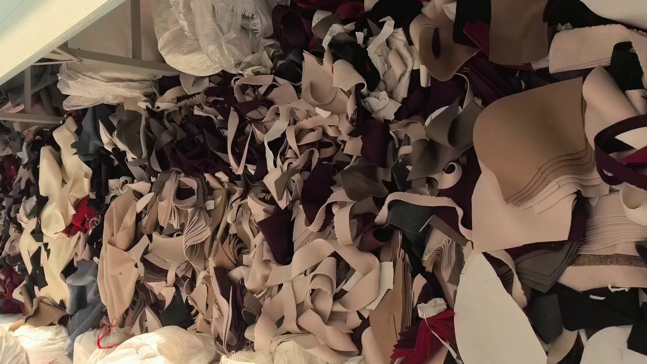 长期出售羊毛边角料羊绒边角料，做双面呢羊绒大衣下来的，每个月有10来吨，货在河北邢台