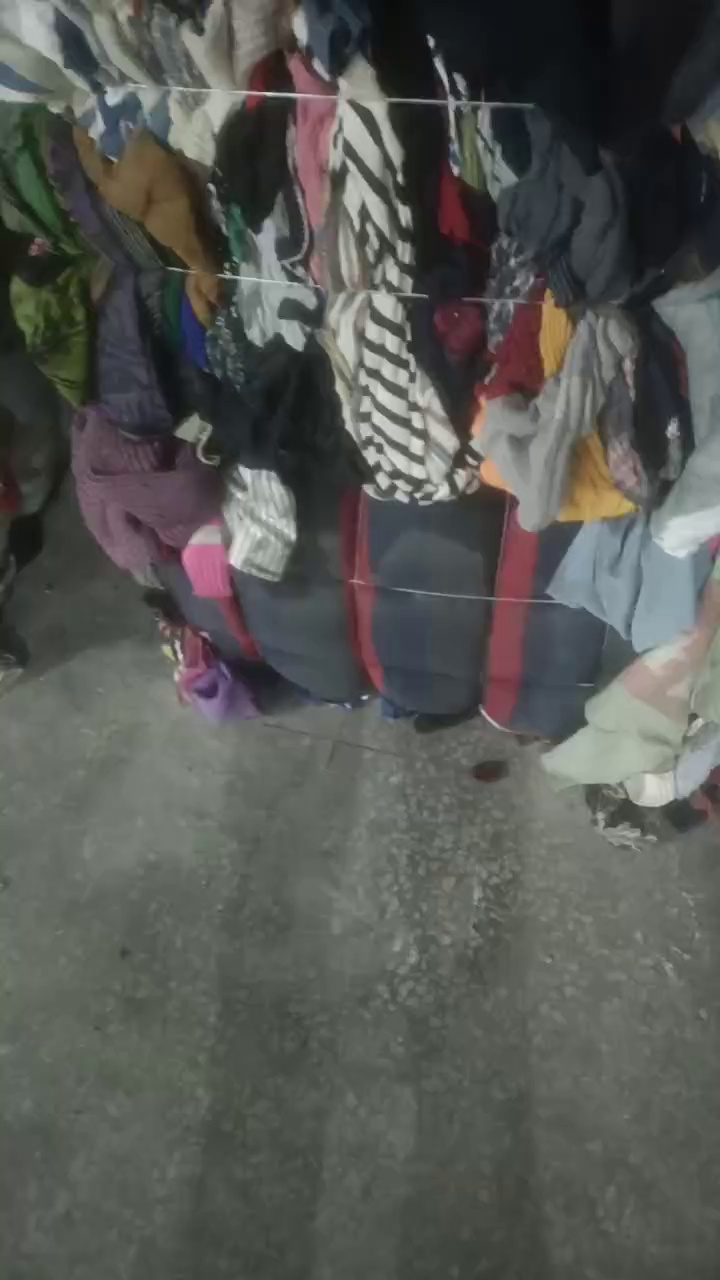 长期出售毛衣厂作废下来的黑料毛衣统货 ，可开花用，现货二十吨，货在四川成都