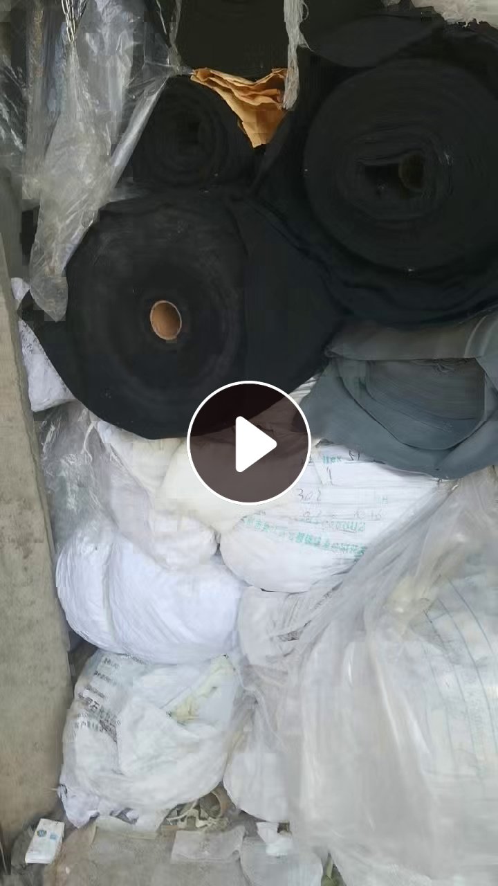 出售毛毡边角料，土工布边角料，涤纶材质，针刺无纺布边角料，主要是白色跟黑色，现货有十几吨
