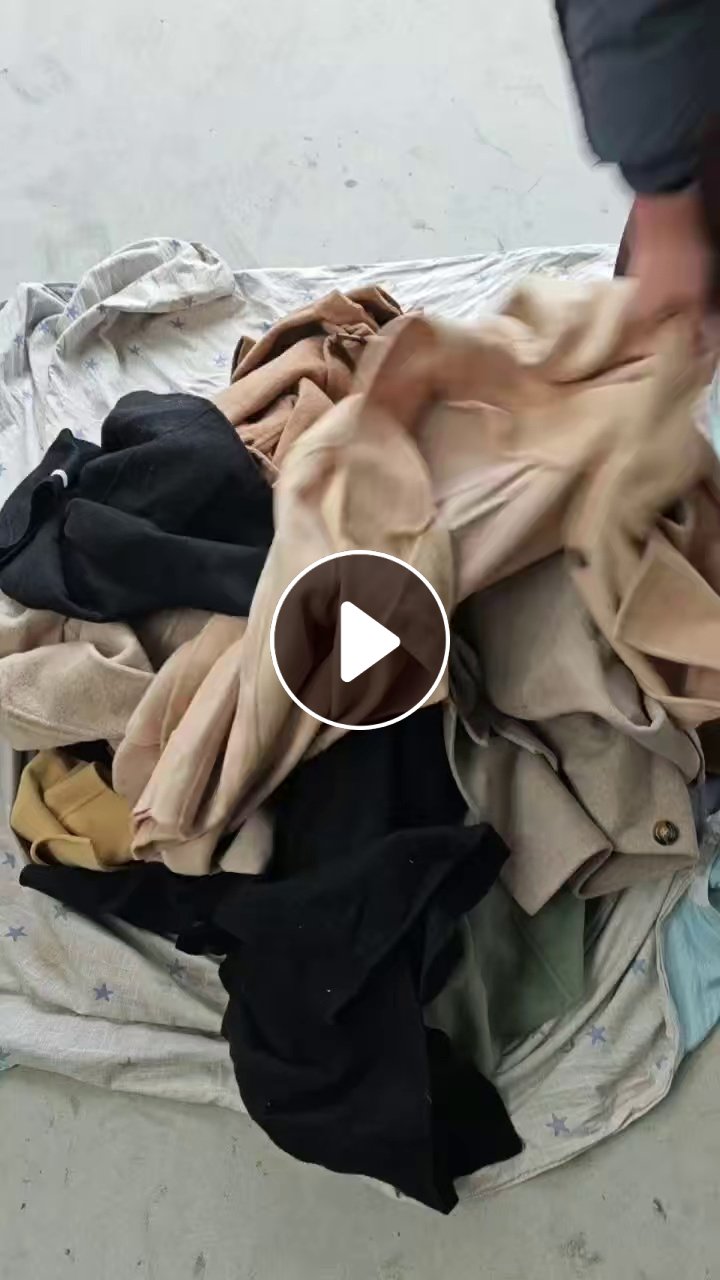 长期出售纯双面呢大衣羊毛大衣羊绒大衣，都是分拣厂下来的，每个月有3车6米8的量，货在四川成都