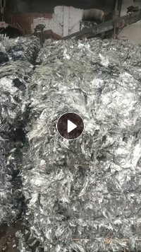 长期出售清洗好的pet苹果反光膜废料，水份40个未脱铝，现货10多吨