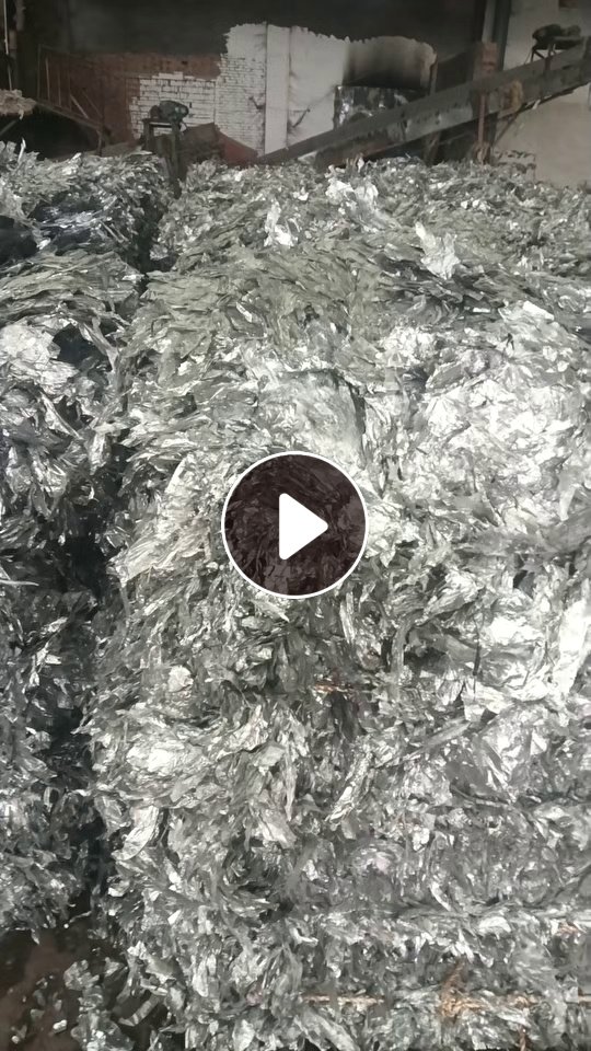 长期出售清洗好的pet苹果反光膜废料，水份40个未脱铝，现货10多吨