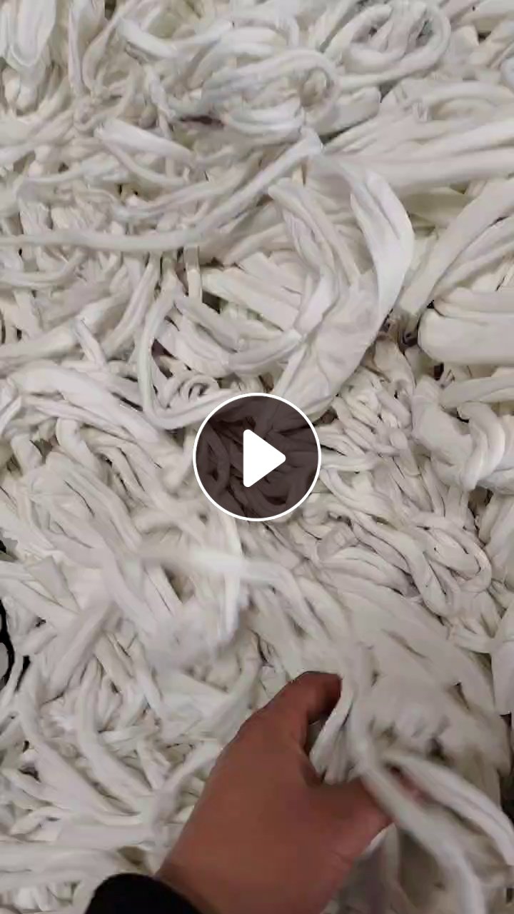 长期出售定性厂下来的涤纶布条，打绳料 ，一个月200吨左右