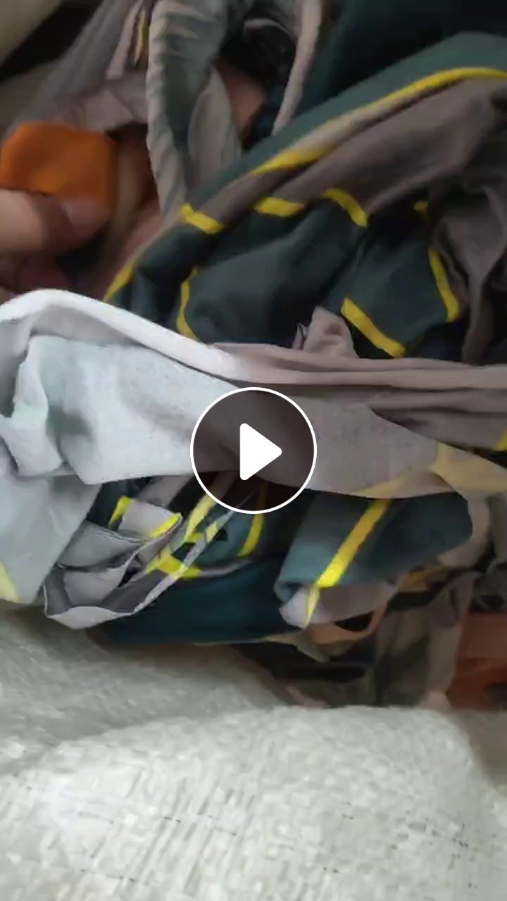 长期出售裁床下来的涤纶废布，涤纶边角料，一半素色一半印花的