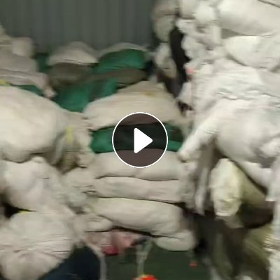 出售精编厂下来的白色涤纶布，涤纶造粒布，也有卷布，现货有9.6米一车，货在浙江嘉兴