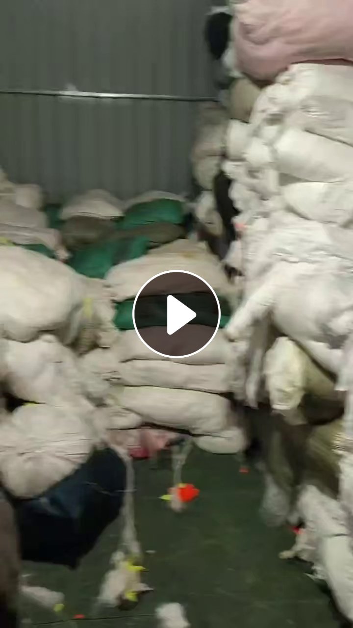 出售精编厂下来的白色涤纶布，涤纶造粒布，也有卷布，现货有9.6米一车，货在浙江嘉兴