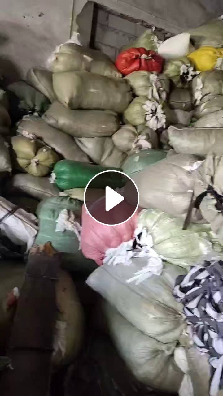 长期出售服装厂下脚料料，涤纶废布，涤纶造粒布，现在白色跟杂色各有9.6米一车，货在浙江嘉兴