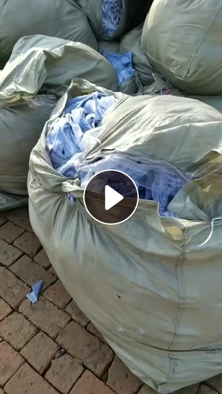 长期大量出售涤纶废布，涤纶布条，每一根两百米长，带浆的，可以做打绳用，现货50吨左右