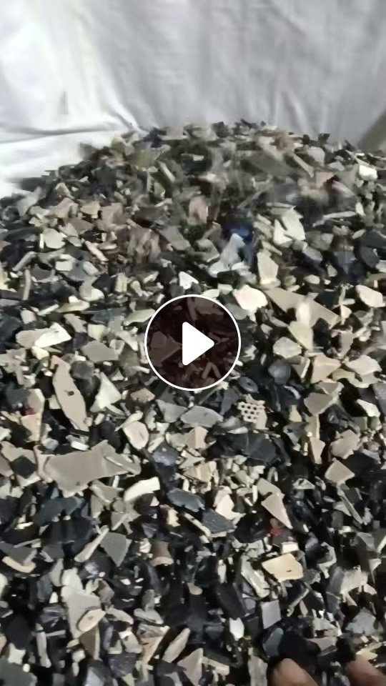 出售汽车内饰破碎料，过清水，月供300吨