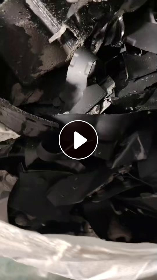 出售汽车工作台下来的软质PVC废料，带胶带一点泡沫，可造粒，现货4吨左右，月供40吨