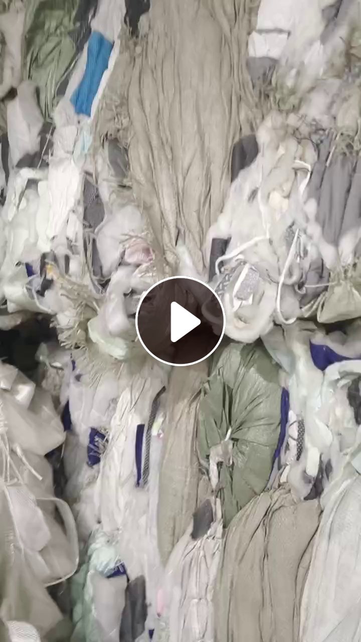 长期出售丝棉下脚料，绗棉下脚料，有分白色跟杂色，杂色现货有半挂，白色月供9.6米一车，货在江苏徐州