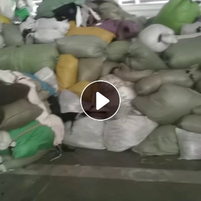 长期出售杂色涤纶废布造粒布，服装厂下来的，可以造粒，做泡料，现货50吨左右，货在江苏苏州