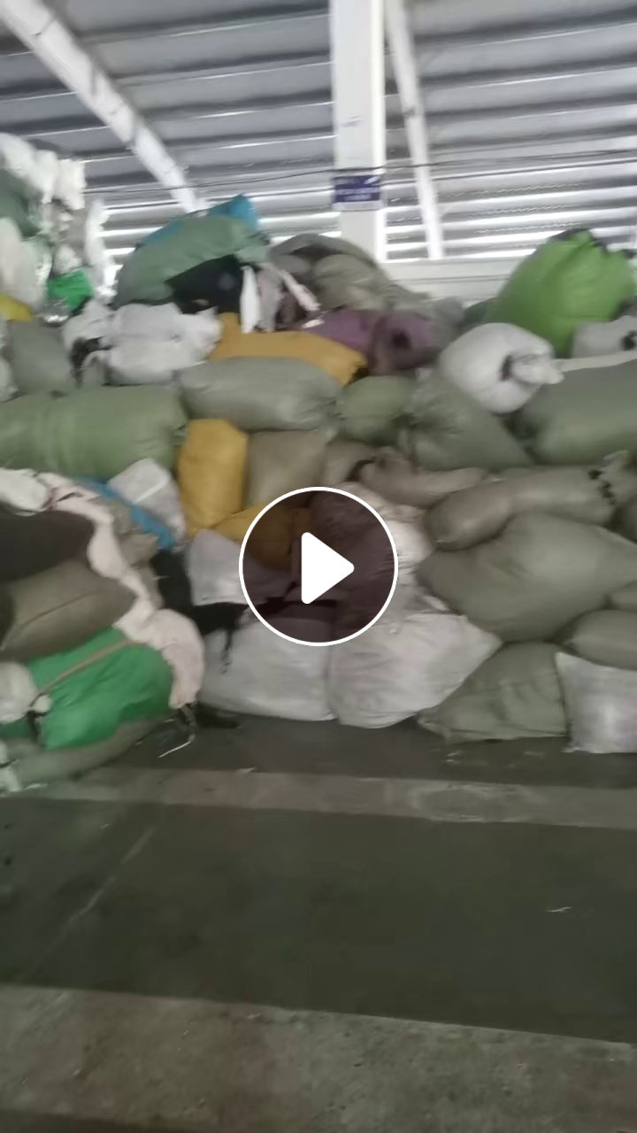 长期出售杂色涤纶废布造粒布，服装厂下来的，可以造粒，做泡料，现货50吨左右，货在江苏苏州