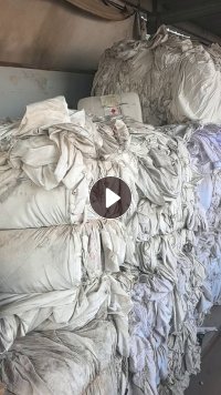 长期大量出售打包好的花色涤纶废布，白色涤纶废布，带轻桨，花色现货30吨，白色20吨