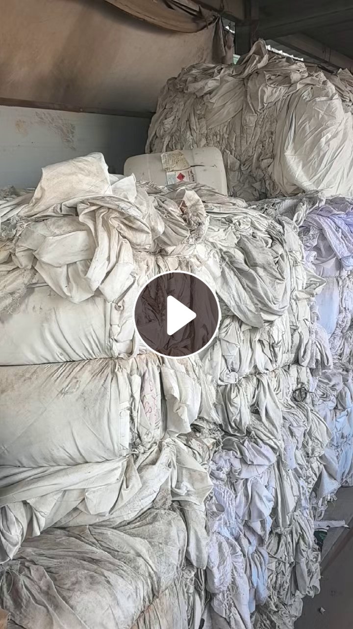 长期大量出售打包好的花色涤纶废布，白色涤纶废布，带轻桨，花色现货30吨，白色20吨