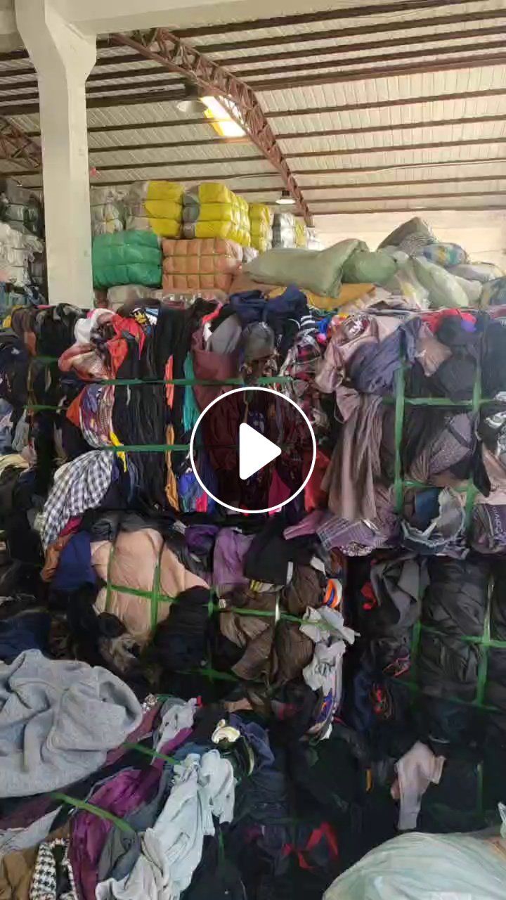 长期出售旧衣服大白，旧衣服二百，旧衣服黑料，牛仔裤等各种分拣货