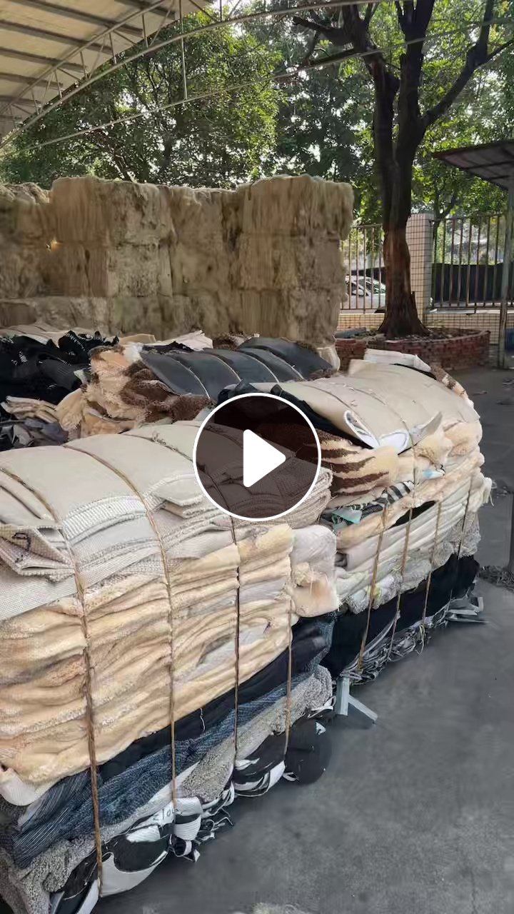 长期出售办公室地毯下脚料，pvc复合pet地毯边角料，现货几十吨