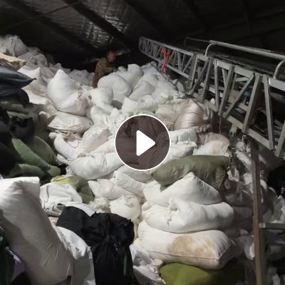 长期出售染厂下来的白色的涤纶废布，涤纶边角料，涤纶开花料，现在150吨