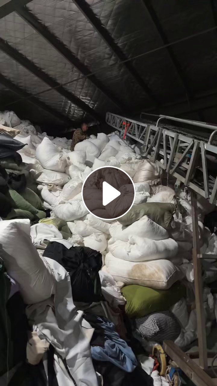 长期出售染厂下来的白色的涤纶废布，涤纶边角料，涤纶开花料，现在150吨