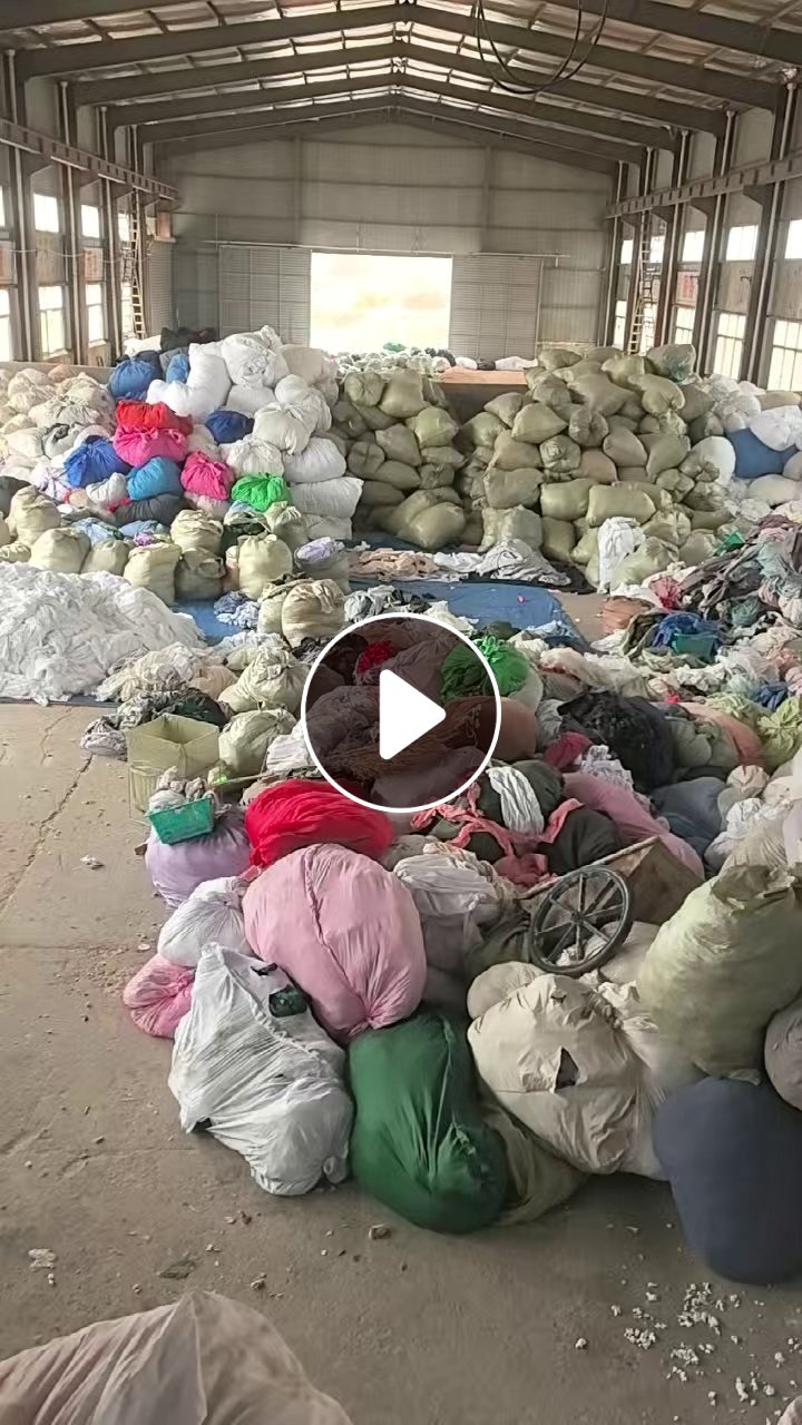 长期出售各种涤纶废布涤纶料，开花造粒都可以，每个月有100吨，货在江苏宿迁