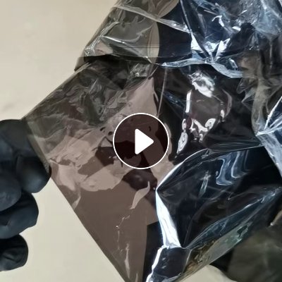 出售黑色PET膜费废料，卷筒的，带胶的，是车窗膜调机下来的废膜，现货4.2一车