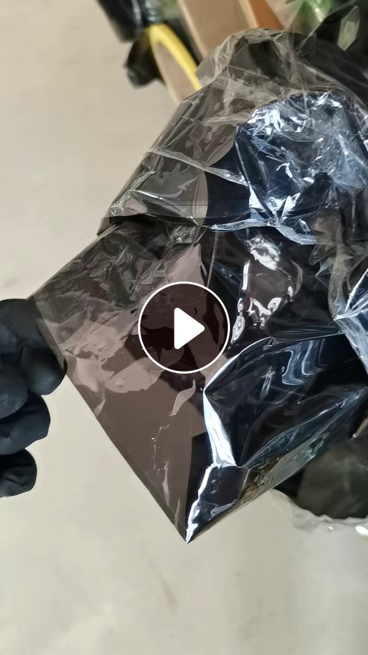 出售黑色PET膜费废料，卷筒的，带胶的，是车窗膜调机下来的废膜，现货4.2一车