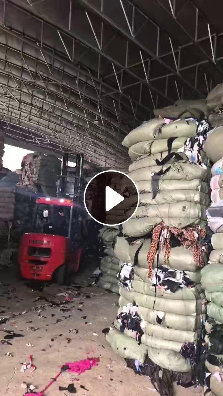 长期大量出售氨纶废布，氨纶造粒布，有分黑色，混色，一级二级浅色，月供2500吨，货在浙江金华