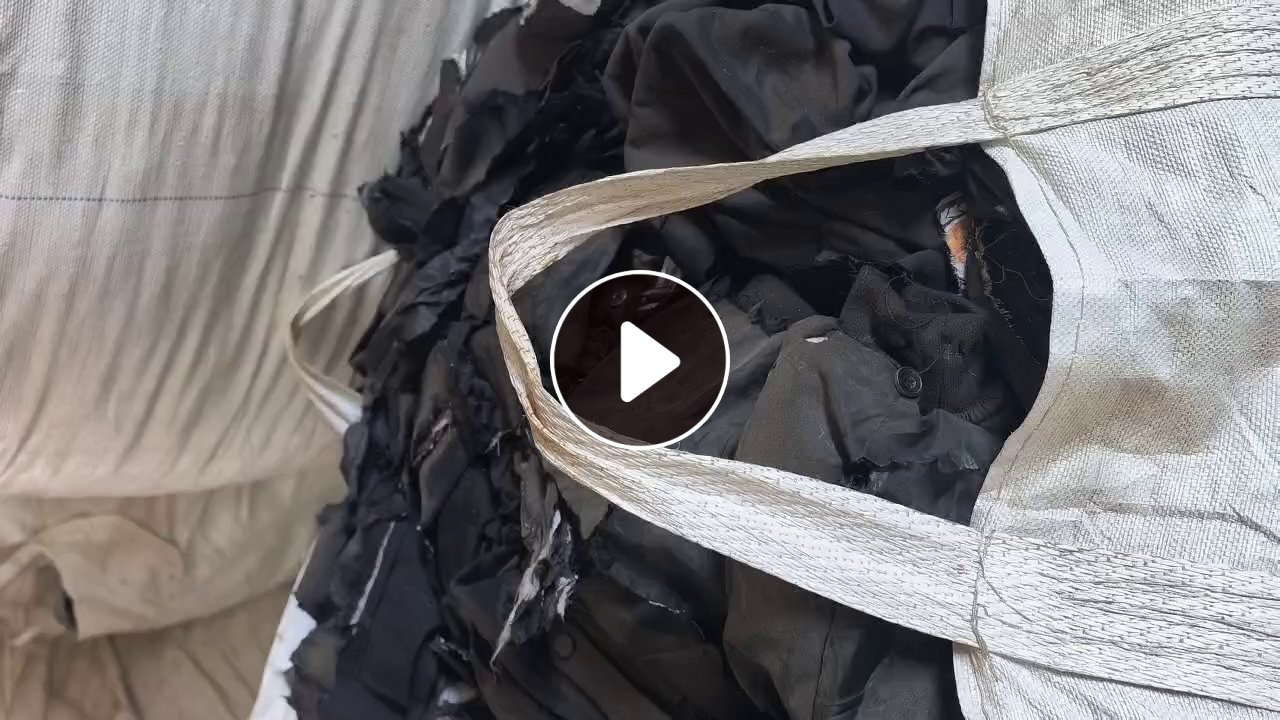 出售旧衣服黑料，下脚料，燃烧料，现货有17.5米一车，货在云南昆明