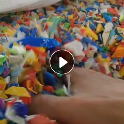 出售PP涂料桶破碎料，花桶，带字桶，白涂料桶破碎料都有，清洗干净