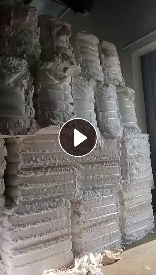 长期出售涤纶毛毛料磨毛料，磨毛厂下来的，含水10%左右，每个月100吨左右，货在山东潍坊