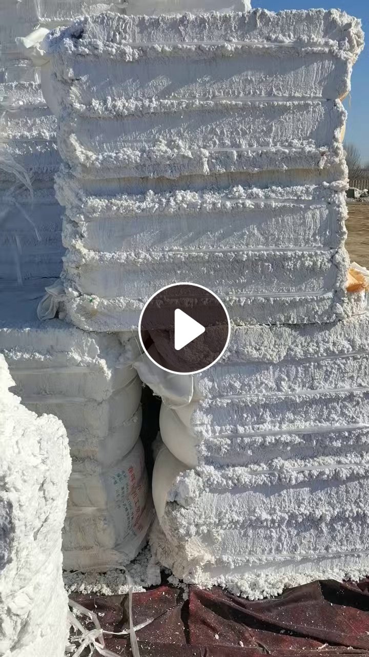 长期出售喷水织布厂下来的白色涤纶毛毛料，涤纶磨毛料，有点水分，现货有五六十吨，货在山东潍坊