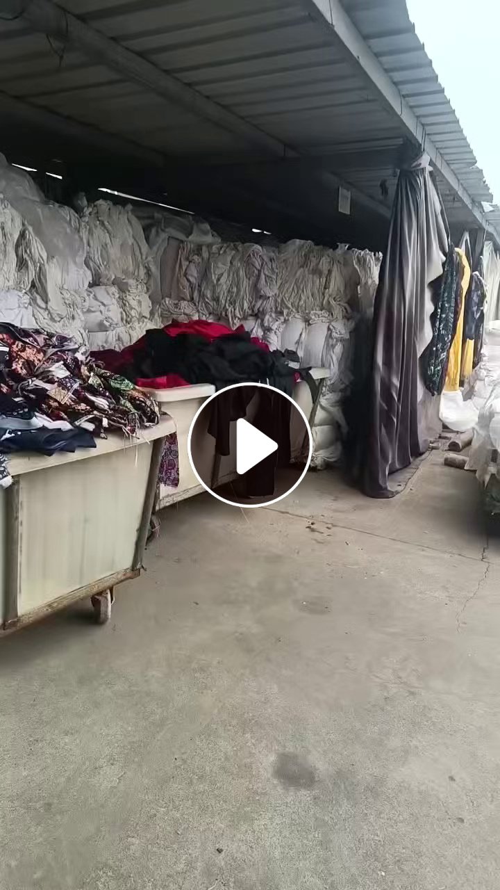 长期出售白色的涤纶废布，涤纶边角料，现货四五十吨