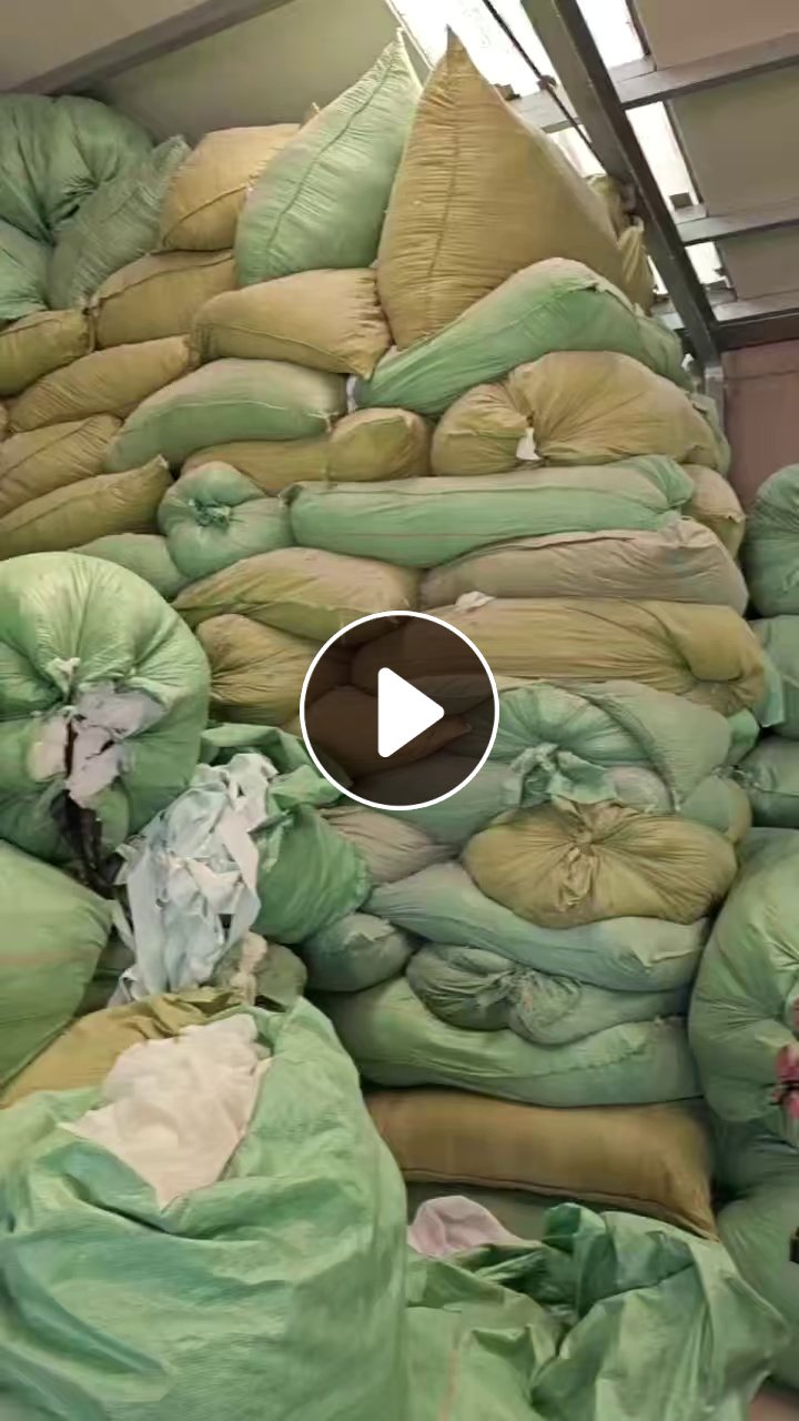 长期出售涤纶废布，涤纶边角料，白色现货200吨，杂色月供七八十吨