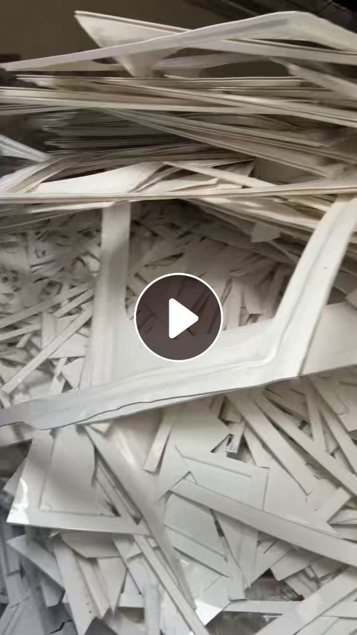 出售做浴缸下来的亚克力废料，外围有一圈是PVC，现货十来吨，长期有货