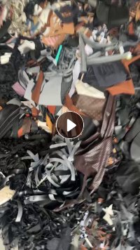 长期出售箱包厂下来的pvc皮革边角料，pvc皮革，分黑色，浅色，月供三百吨