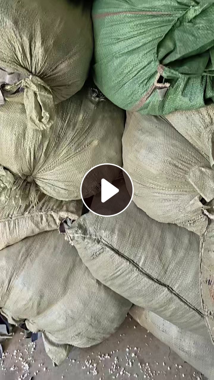 长期出售纯棉牛仔废布，牛仔布边角料，纯棉灯照，月供40吨，货在河北石家庄