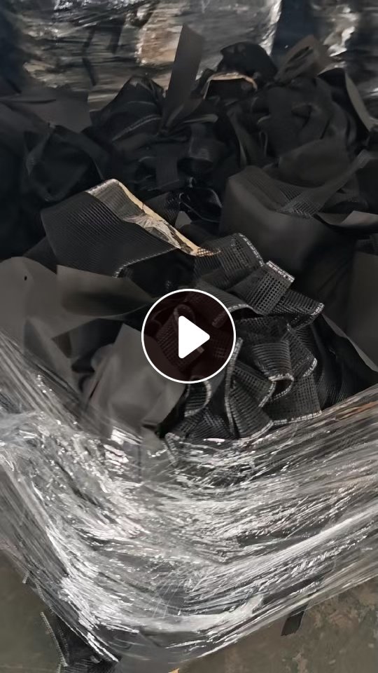 长期出售黑色涤纶汽车内饰料，黑色涤纶网布，可以拉丝，进口的料子，现货有9米6一车，货在江苏无锡