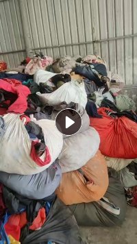 长期出售旧衣服黑料，旧衣服大白，黑料现货6.8米一车，大白30吨