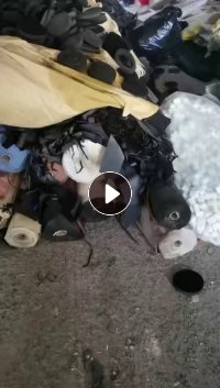 长期大量出售易燃布料 塑胶等工业垃圾，黑料，可做燃烧料，月供100吨左右，货在广东深圳。