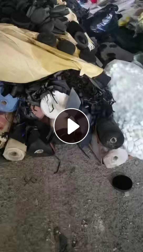 长期大量出售易燃布料 塑胶等工业垃圾，黑料，可做燃烧料，月供100吨左右，货在广东深圳。