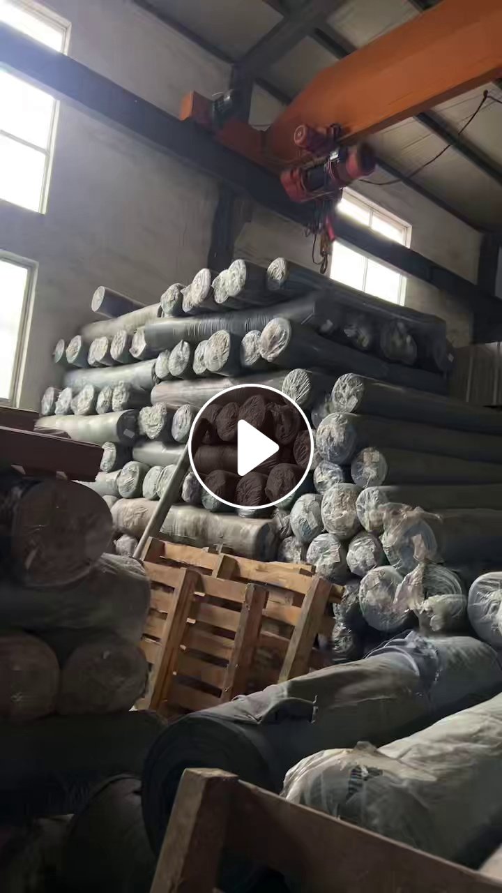 长期出售全棉，涤棉，涤粘，化纤材质牛仔库存布，黑蓝两色，门幅1.5到1.8，克重都不一样。