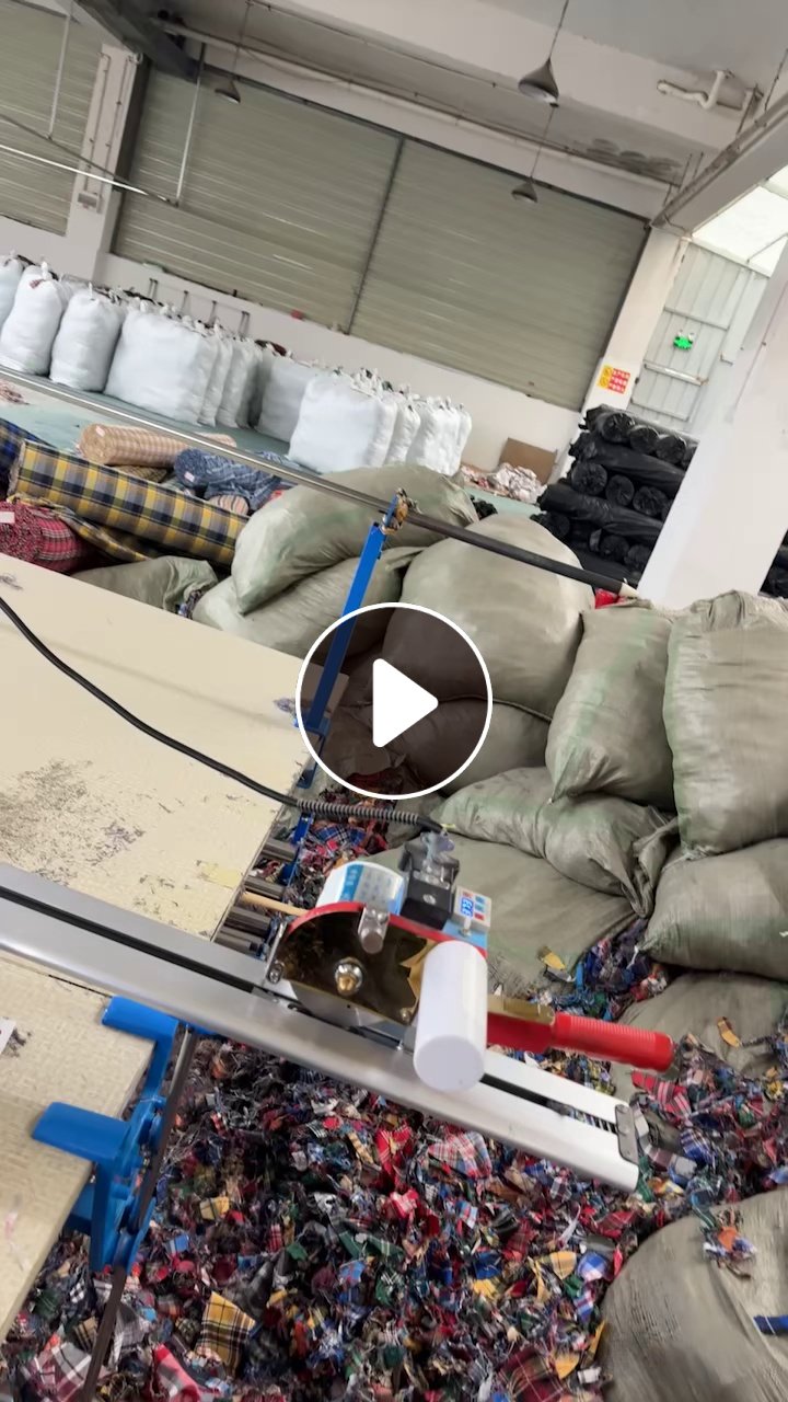 长期出售服装厂下脚料，格子衬衫边角料，涤棉材质，月供几十吨，货在贵州遵义