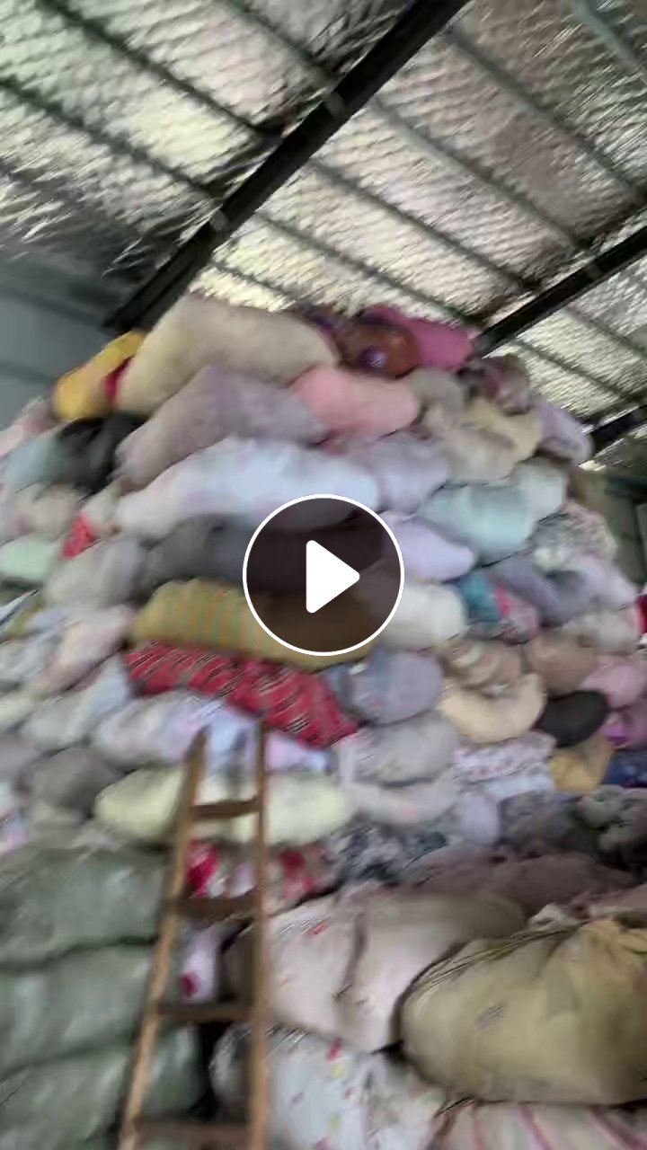 长期出售旧衣服黑料，黑料，燃烧料，里边有混鞋子，货在湖北孝感。