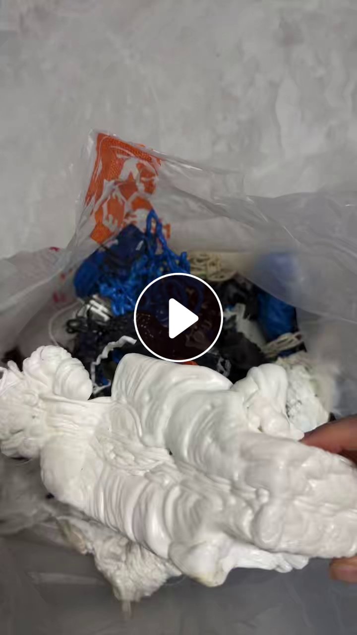 出售大块胶头料18吨，碎料15吨，厂里生产下来的料